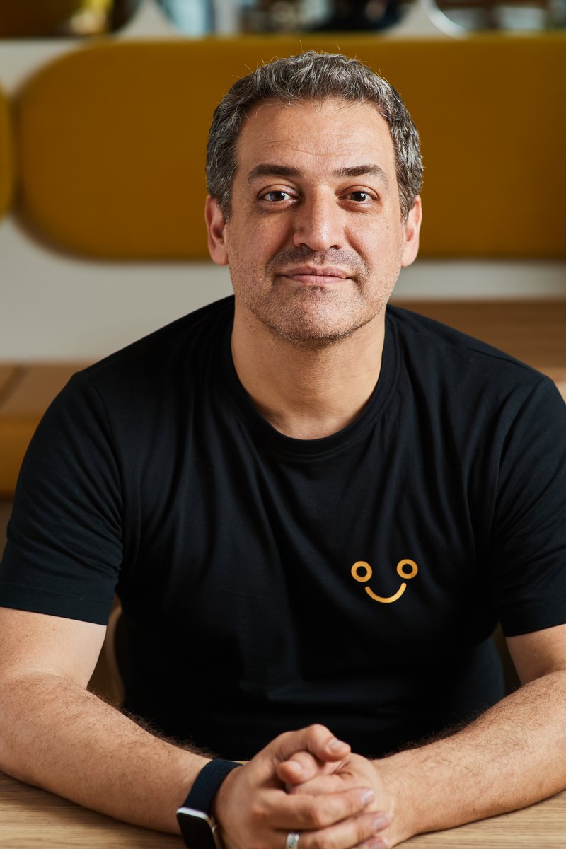 Wassim Merhi, Fondateur de JOYO Burger, tenant un smash burger halal premium